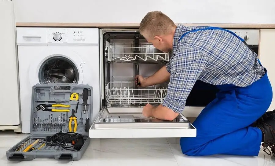 Elmadağ Vaillant servisi teknisyen ekibi beyaz eşya tamiri yaparken